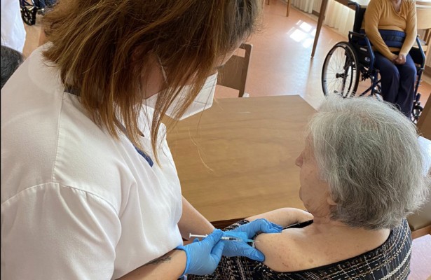 Arranca la doble vacunación de gripe y covid en la Comunitat con la inmunización de los más vulnerables