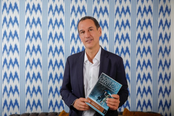Roberto Santiago se estrena en las 'Veladas literarias' del restaurante Maestral
