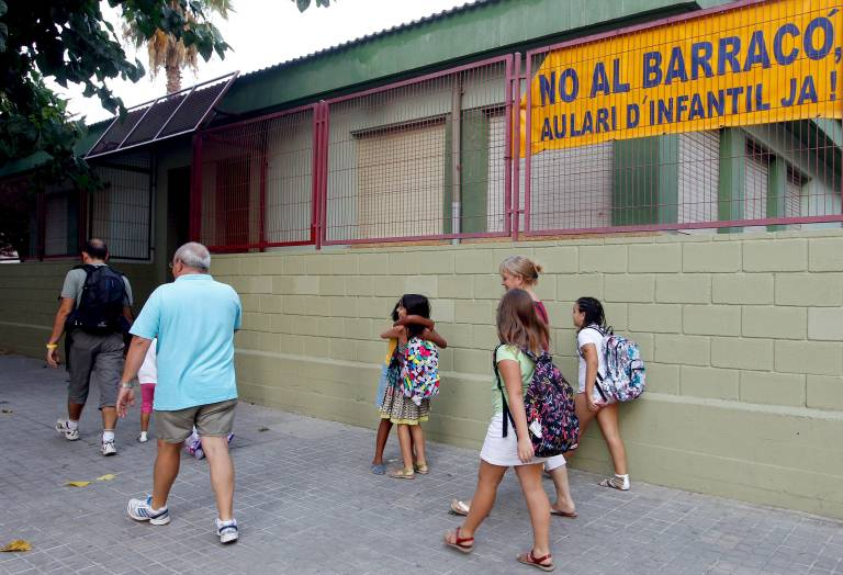 Barracones en un colegio público, imagen de archivo (Foto: EFE/JC CÁRDENAS) - 