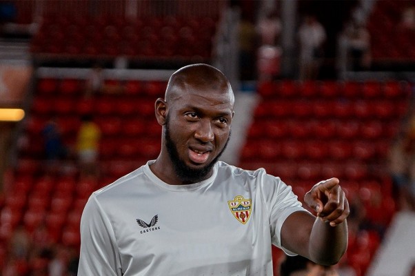 Koné se rompe el tobillo derecho con su selección y deja al Almería sin delanteros
