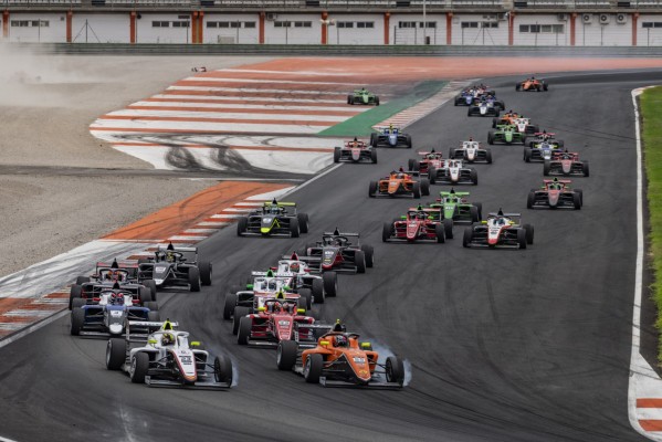 Rinicella y Masson abren el Racing Weekend con victoria en el Circuit Ricardo Tormo