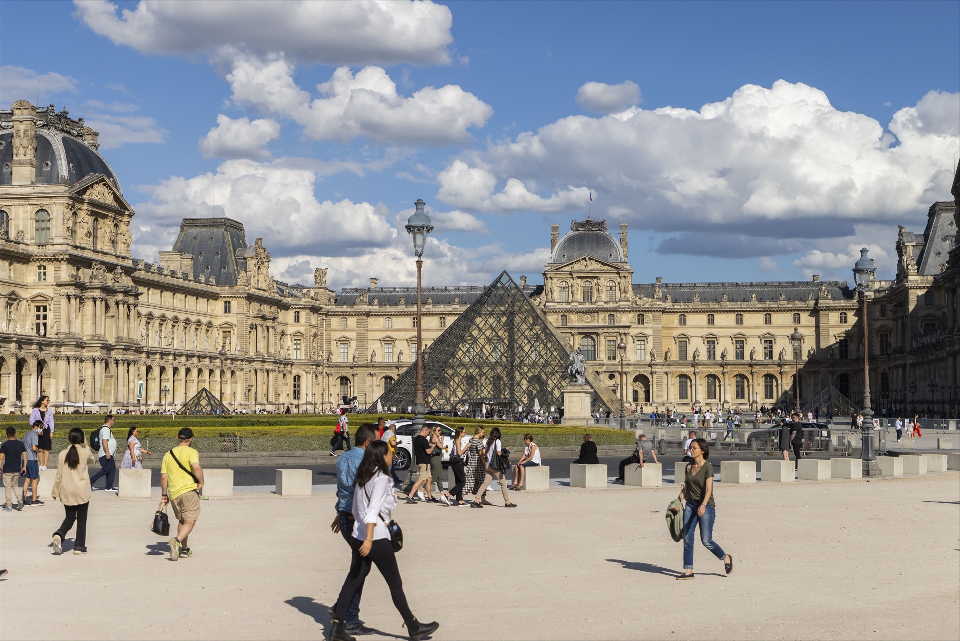 Evacuados el Museo del Louvre y el Palacio de Versalles por avisos de bomba