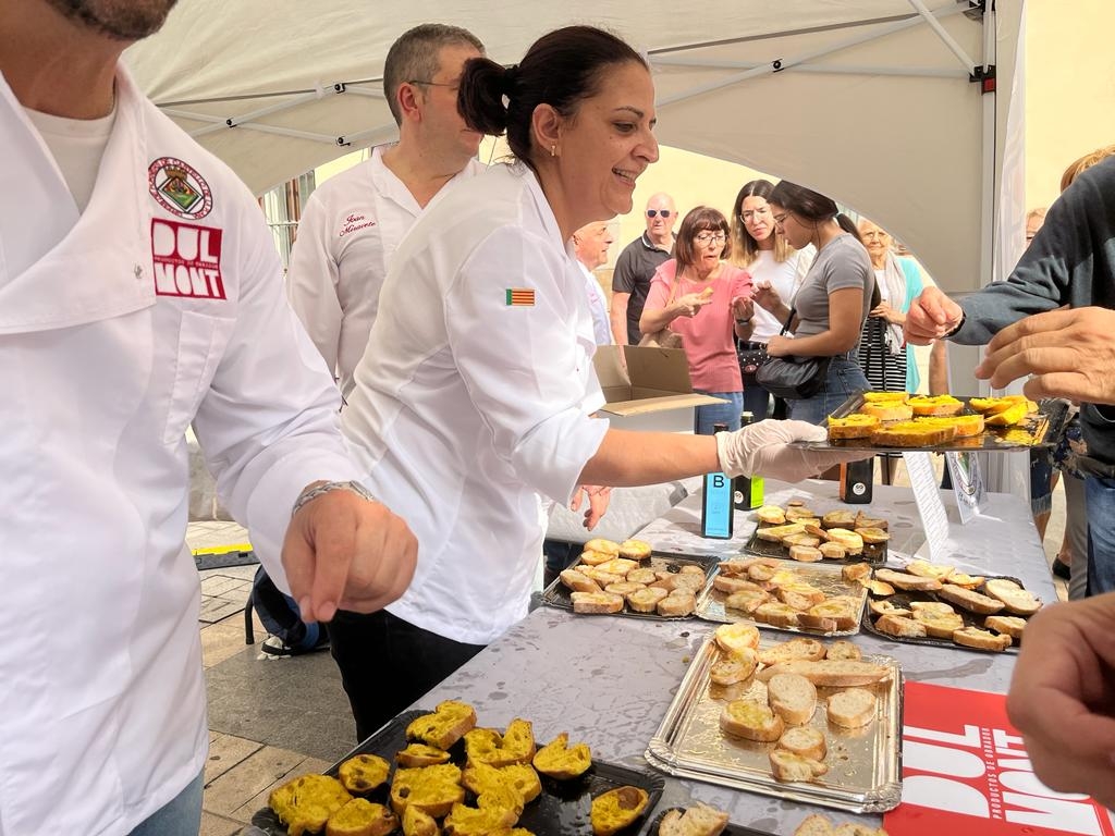 Castelló reparte pan artesanal para celebrar el Día Internacional de este alimento 