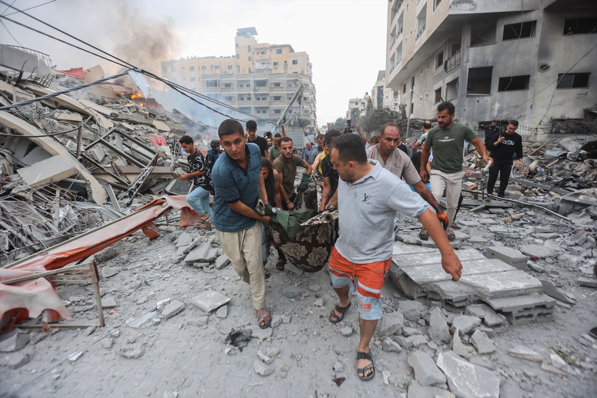 Aumentan a 2.215 los palestinos muertos y a más de 8.700 los heridos por la operación israelí en Gaza