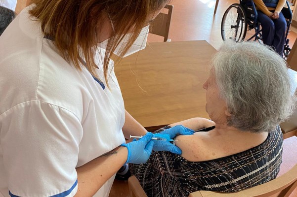 Sanidad inicia el lunes la administración conjunta de la vacuna de la gripe y de la covid