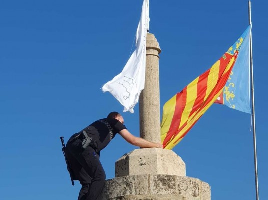 Retiran una bandera con versículos del Corán de las Torres de Serrano de València