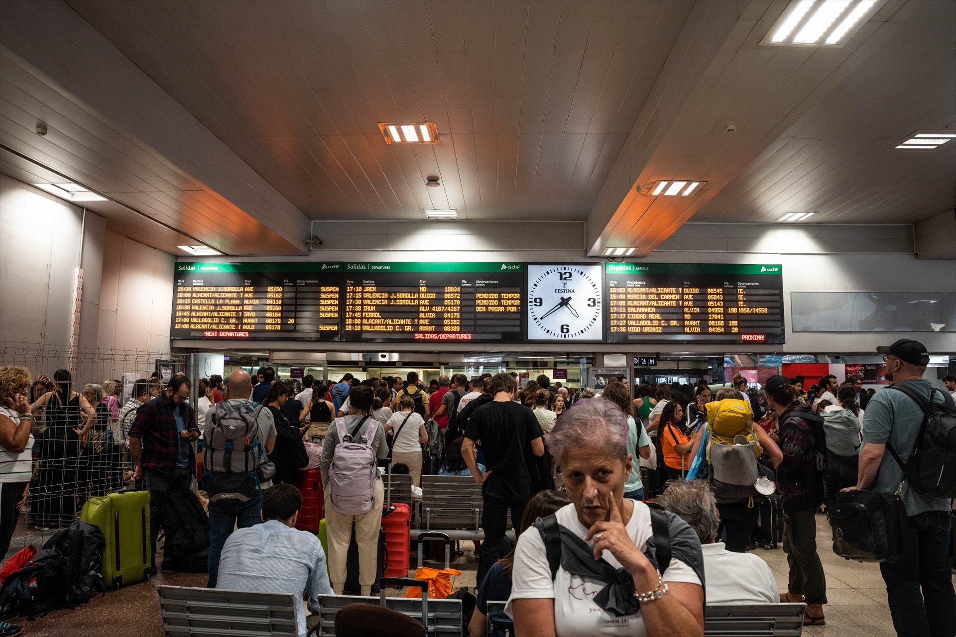 Afectados por la suspensión de trenes València-Madrid ponen a prueba su 
