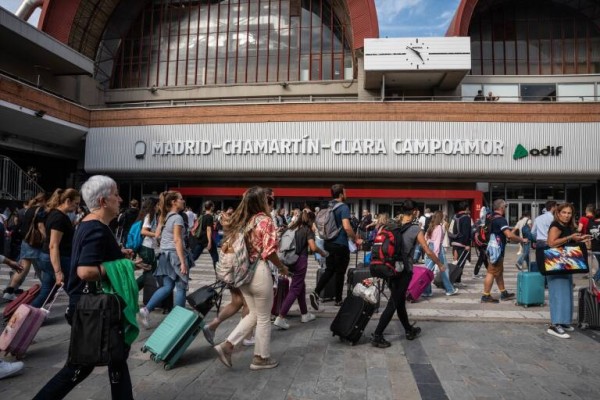 Un fallo de tensión suspende toda la circulación de trenes de alta velocidad entre Madrid y la Región