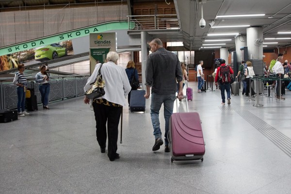 La circulación de trenes entre la Comunitat y Madrid queda suspendida por un fallo en la tensión