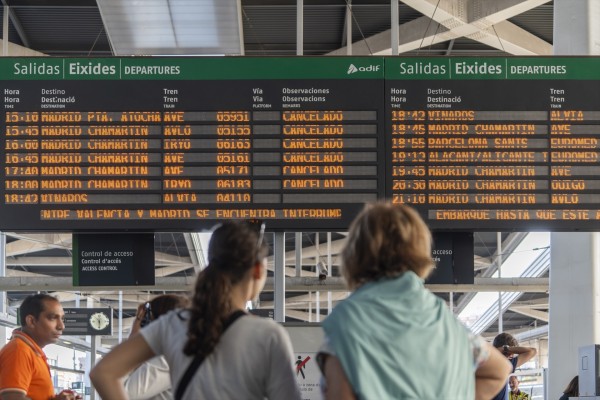La circulación de trenes entre la Comunitat y Madrid se suspende por un fallo de tensión 