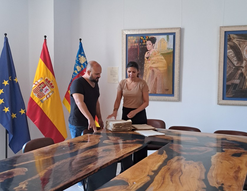 La alcaldesa, María Ángeles Pallarés, y el concejal José David Coloma. Ayuntamiento de Canet Lo Roig - 