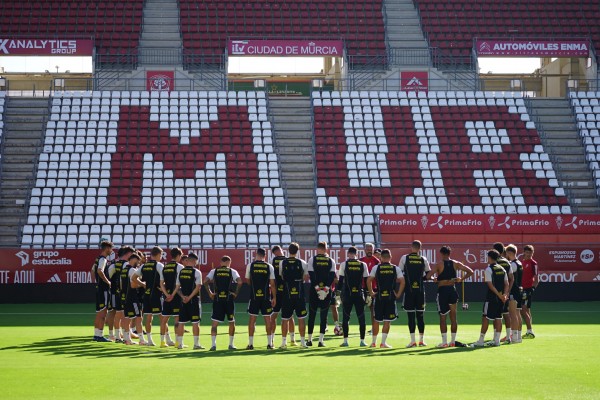 El Murcia, tras la estocada de Ibiza, trata de lograr ante el Algeciras su primer triunfo del curso en casa