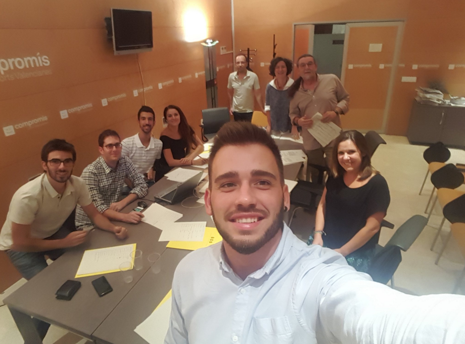 Fran Ferri, el portavoz de Compromís, junto a sus compañeros en la madrugada del miércoles - 