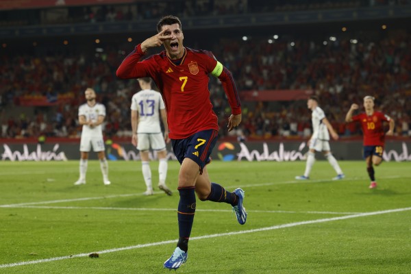 Morata derriba el muro escocés y acerca a España a la Euro