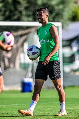El Elche comienza a preparar la visita a Elda con John Chetauya como única baja
