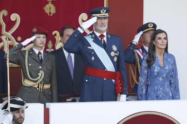 Los Reyes y la Princesa presiden un desfile del 12-O entre gritos y abucheos a Sánchez: 