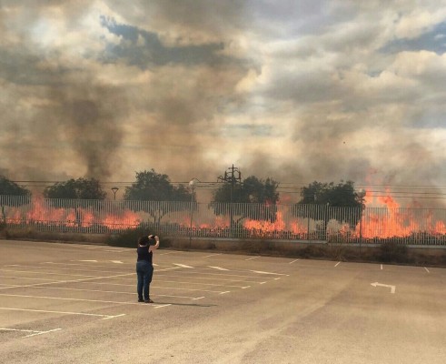 Un incendio se propaga junto a las instalaciones de Canal 9