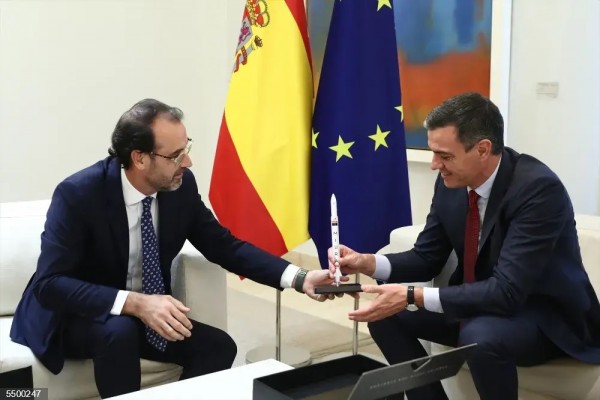 Pedro Sánchez recibe a PLD Space y les traslada su compromiso para 