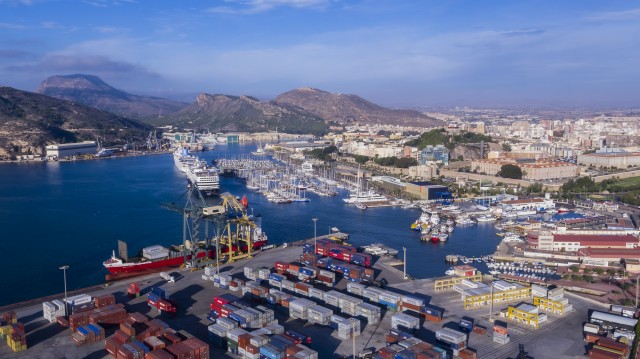 El Puerto aglutina en un solo contrato, que ofrecerá Cartago Marpol, la limpieza de muelles, lámina de agua y gestión de residuos 