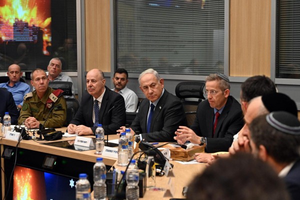 Netanyahu pacta con el opositor Benny Gantz un gobierno de emergencia en Israel