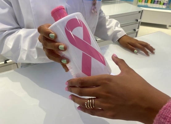 'Ia' se pone en la piel de todas las mujeres para apoyar la lucha contra el cáncer de mama 