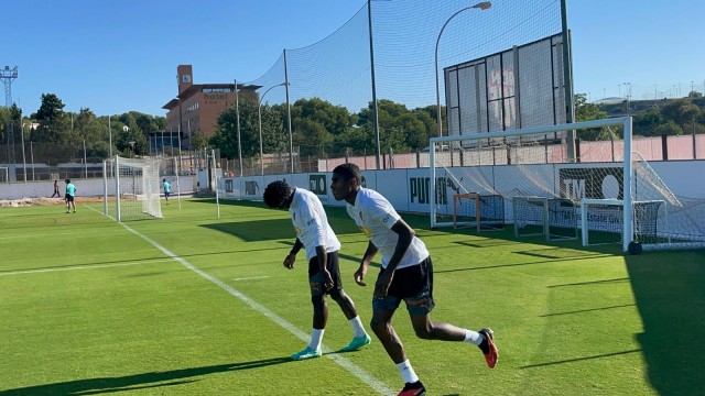 Mosquera y Thierry se ejercitan al margen
