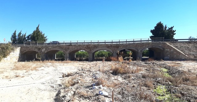 Vecinos de San Miguel de Salinas denuncian grietas y socavones en el puente Lo Quiles de la CV-95