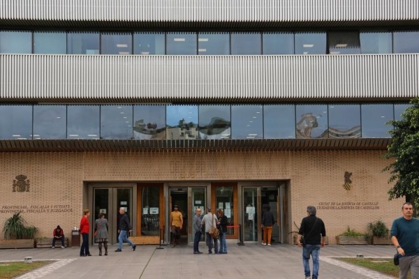 Seis meses de prisión a un exjefe de la Oficina de Extranjería de Castellón por cobrar por las citas
