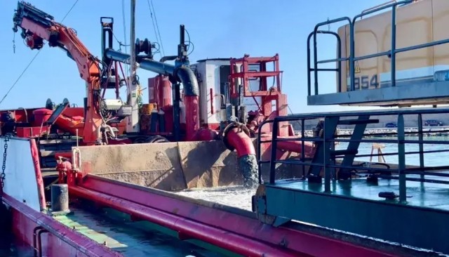 La Generalitat inicia los trabajos de dragado en el puerto de Vinaròs y regenerará la playa del Fortí