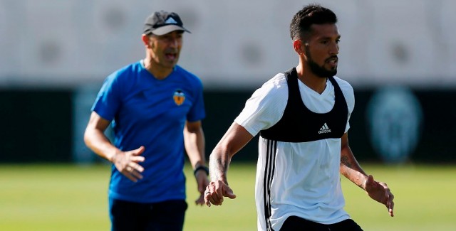 Garay sufre una microrrotura fibrilar y no estará en San Mamés