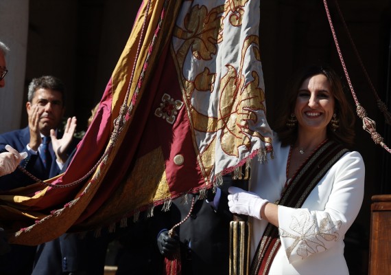 La Procesión Cívica llena las calles de València y la Senyera vuelve a entrar en la catedral