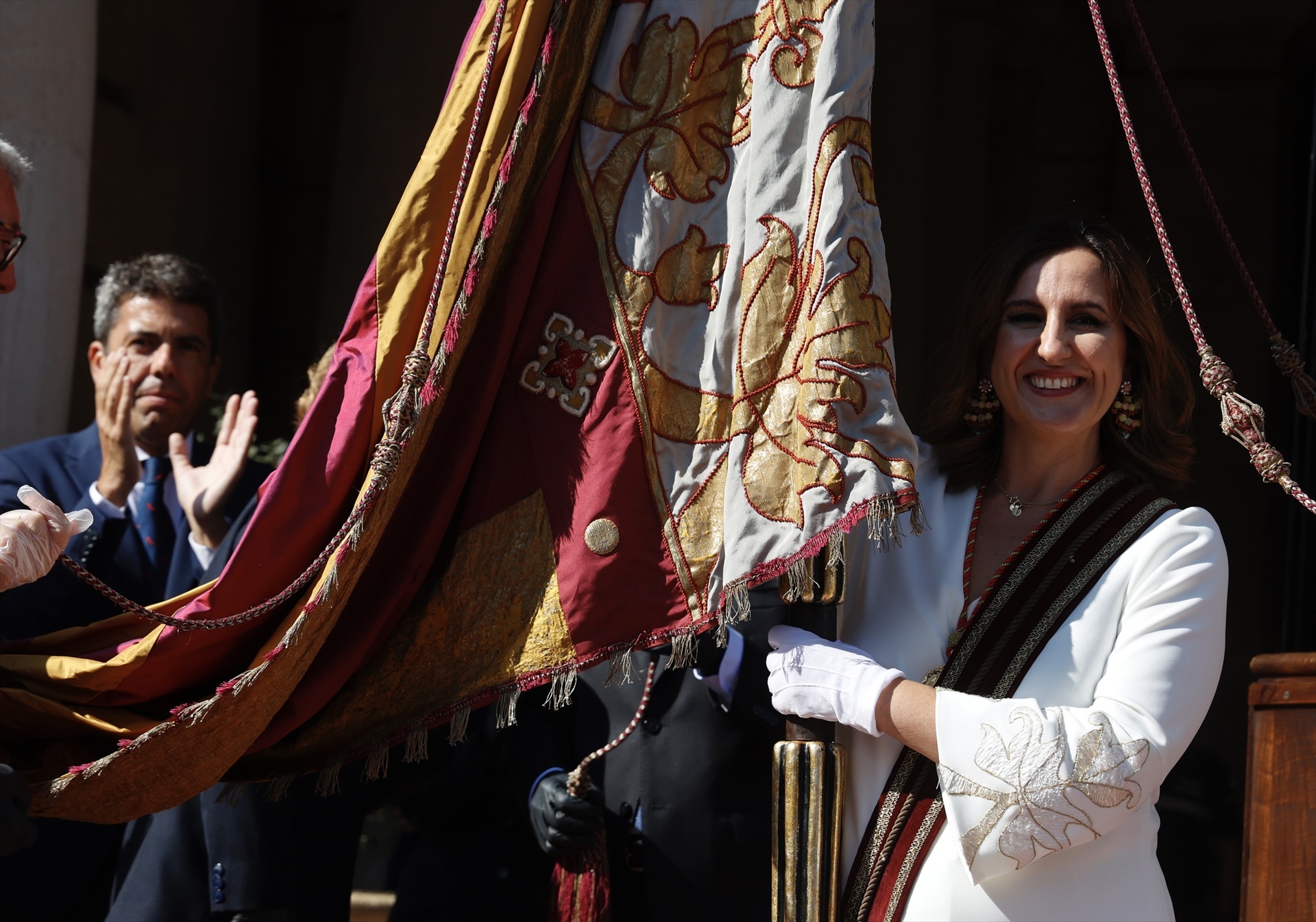 La Procesión Cívica llena las calles de València y la Senyera vuelve a entrar en la catedral