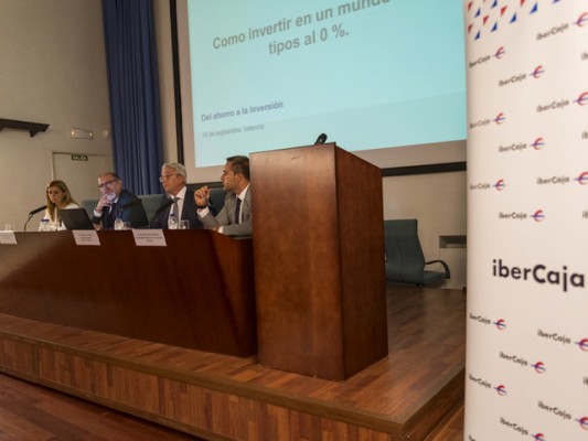 Un centenar de clientes de Ibercaja toma nota en Valencia de cómo invertir con unos tipos en mínimos