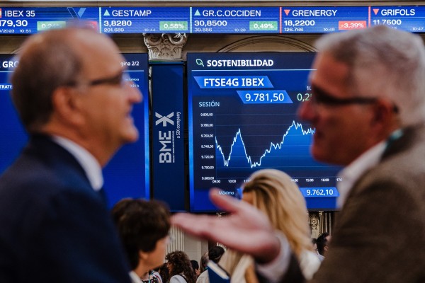 El Ibex 35 cae un 0,6% y pierde los 9.200 puntos, con IAG a la baja y el petróleo disparado