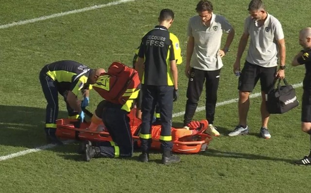 Suspendido un partido en Francia por el lanzamiento de un petardo que alcanzó al portero del Clermont