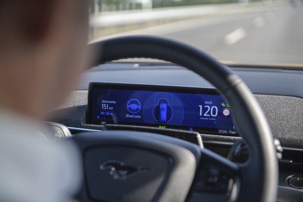 'Nadie al volante': así es el sistema de Ford que conduce de forma autónoma por autopistas