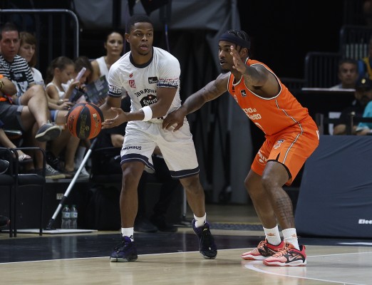 Valencia Basket sufre ante Obradoiro pero aprende a ganar sin buen juego

