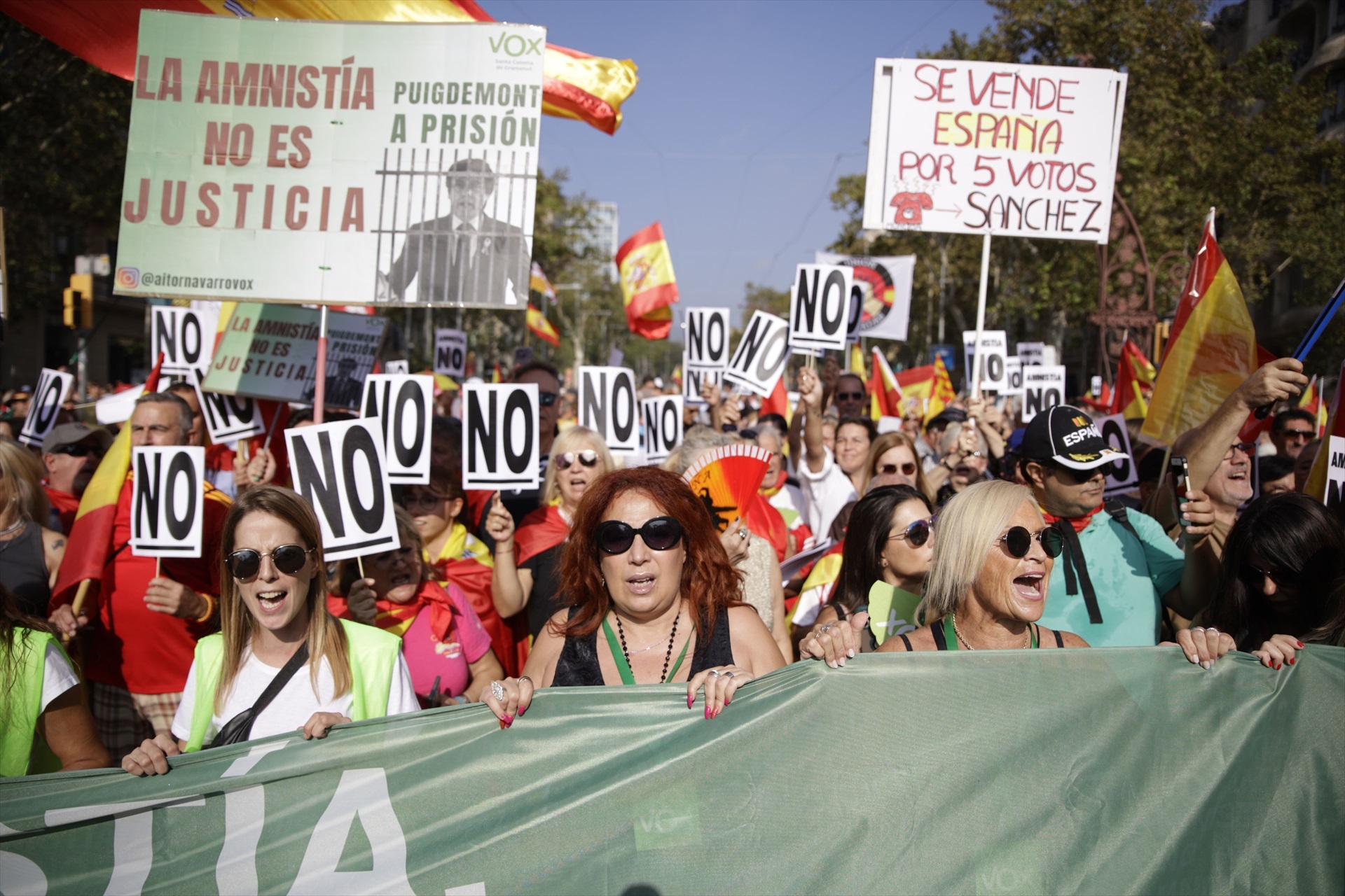 Miles de manifestantes protestan en Barcelona contra la amnistía y gritan 'Puigdemont, a prisión'