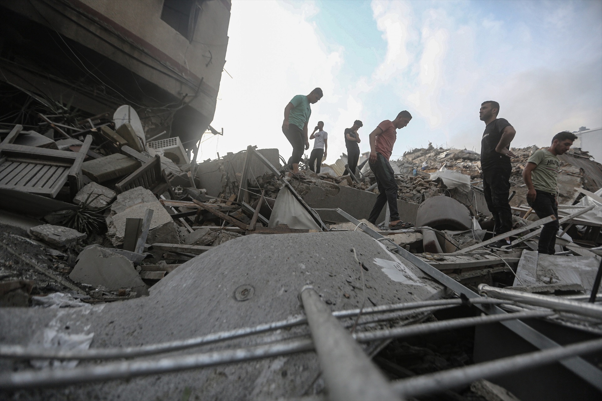 Las milicias libanesas de Hezbolá se incorporan a la guerra de Gaza mientras prosiguen los combates