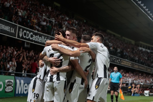 El Castellón refuerza su liderato con otro festival de fútbol y goles