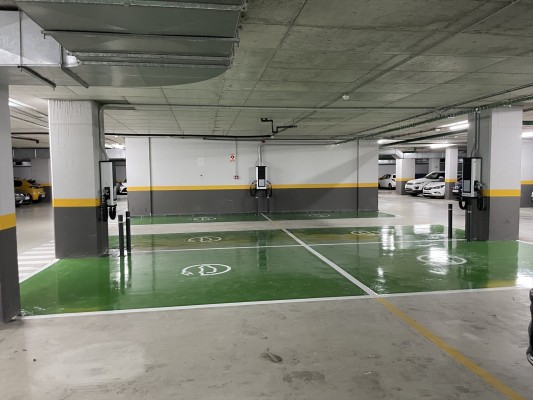 Justicia implanta 2 puntos de recarga de coches eléctricos en la Ciudad de la Justicia de Castelló