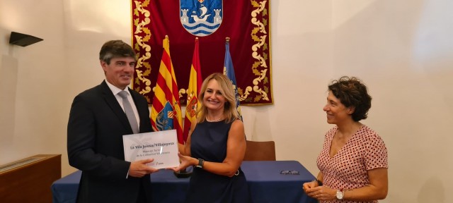 La Vila y l'Alfàs reciben sus distintivos acreditativos de 'Municipio Turístico' de la mano de Montes