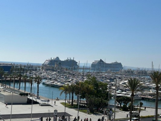 La escala simultánea de dos cruceros trae a Alicante más de 3.200 turistas