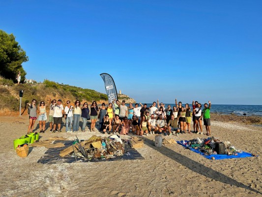 CEEI Castellón recoge más de 142 kilos de residuos en la playa nudista de Bellver