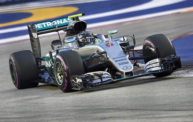 Rosberg vuela en la noche de Singapur