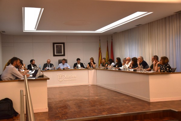 El pleno aprueba una moción para garantizar el transporte escolar con bus en la Costera y la Canal