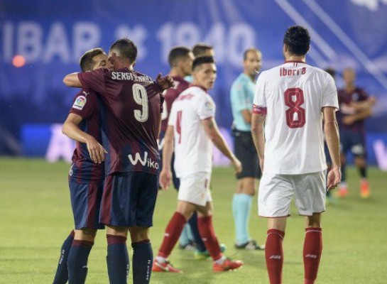 El Eibar rescata un punto en inferioridad númerica