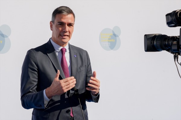 Multan con 2.200 euros a Sánchez por usar medios públicos para hacer 