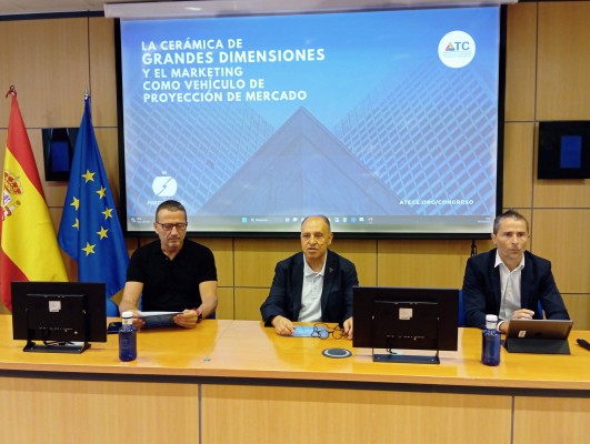 Los técnicos cerámicos analizan el futuro del sector azulejero en sus jornadas del puerto