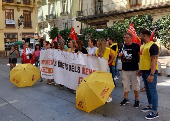 Trabajadores de centros y servicios de atención a la infancia se concentran para denunciar impagos